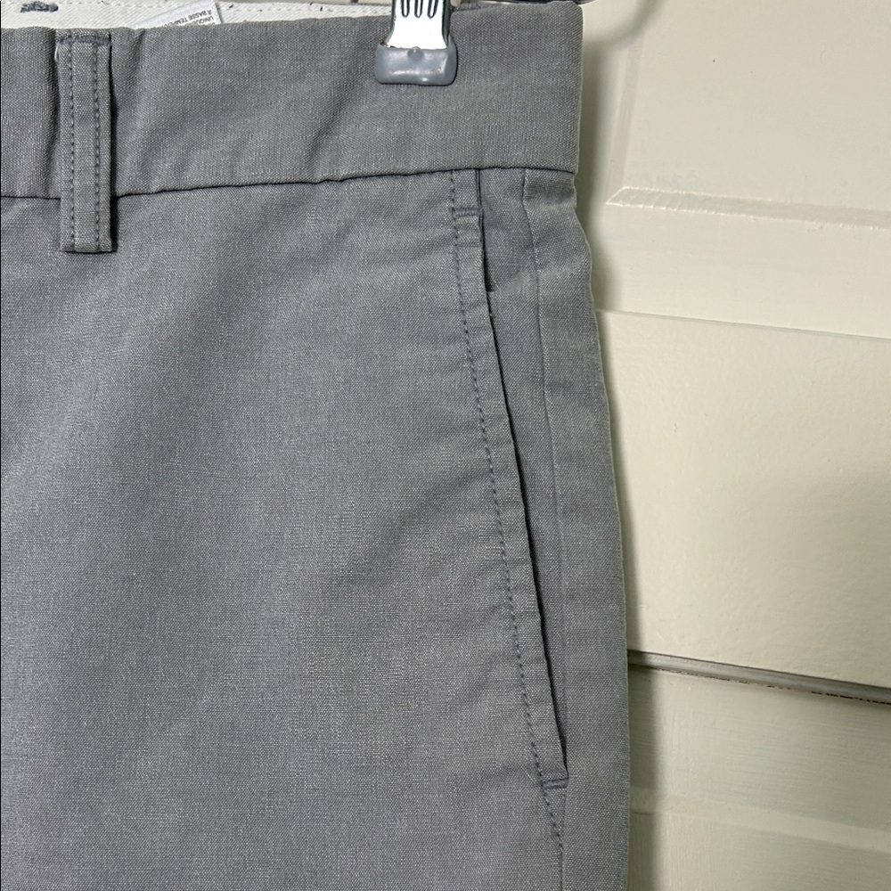 Old Navy Men's Light Gray Flat Front Ultimate Slim Shorts - Picture 4 of 8